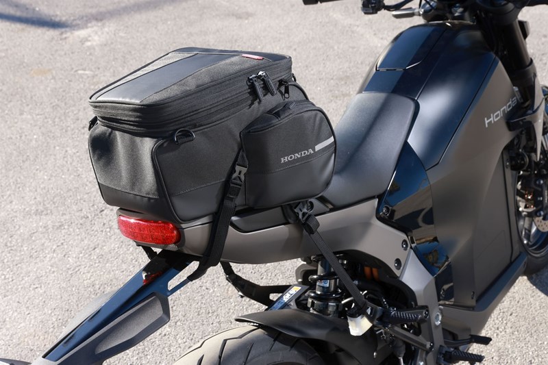 Das verfügbare Zubehör der WN7 hält sich in Grenzen. Wer Stauraum möchte, kann unter anderem zu dieser Hecktasche greifen.