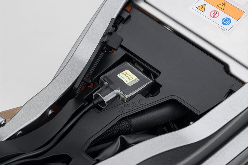 Eine Lademöglichkeit ist gegeben, diese ist aber nur schwer zugänglich.