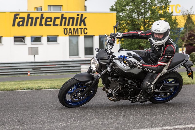 Die Fahrtechnik Zentren des ÖAMTC bieten den Asphalt und Raum, den es für Probefahrten braucht.