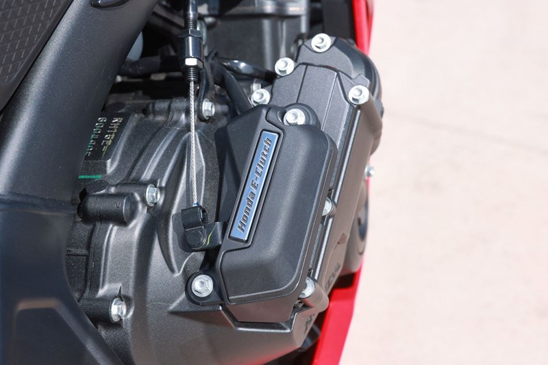 Seit 2024: Die CBR650R auch mit E-Clutch.