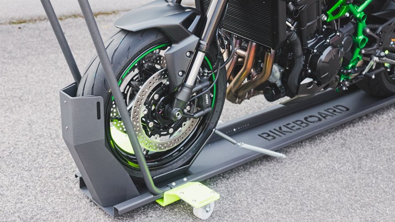 In der Wippe platziert steht das Motorrad sicher.