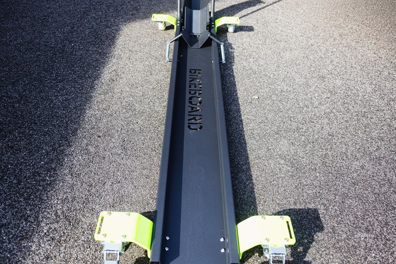 Mit seiner Standardbreite von 21 cm nimmt das Bikeboard die meisten geläufigen Motorräder auf.