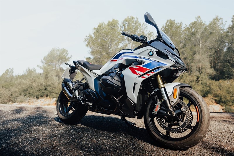 Die neue, sportliche Ausrichtung der R 1300 RS sieht man ihr schon von außen an.