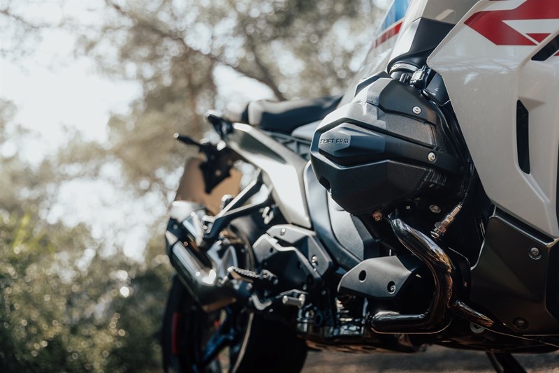 Der neue 1300er Boxer-Motor passt mit seinem dynamischen Charakter ausgezeichnet in die R 1300 RS.