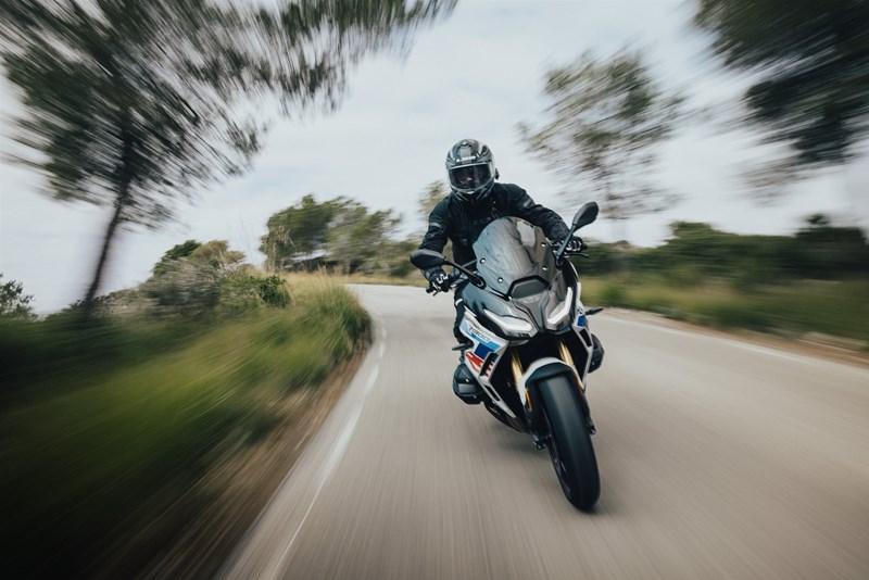 Der Windschutz auf der R 1300 RS ist in Ordnung, der Helm steht recht im Wind.