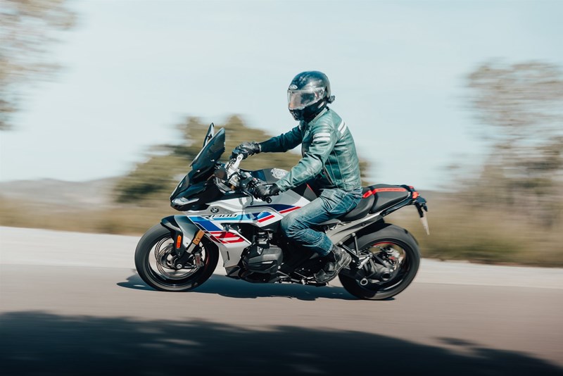 Die Sitzposition der RS wurde sportlicher, ist aber weit entfernt von radikal oder unangenehm.