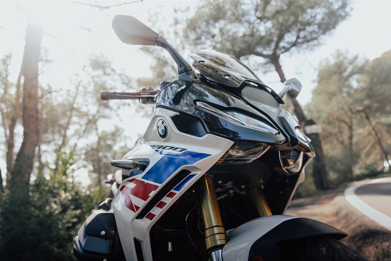 Die erste Serien-Telegabel mit anpassbarer Federrate sorgt für eine sehr gute Verbindung zwischen Fahrer und Straße.