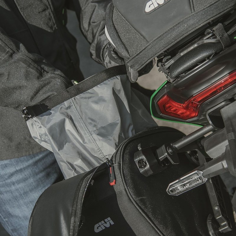 GIVI EASY12 Seitentaschen: Kompakte Softbags mit Stealth-System