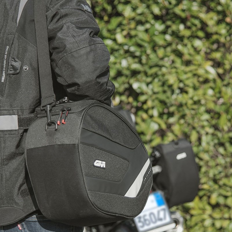 GIVI EASY12 Seitentaschen: Kompakte Softbags mit Stealth-System