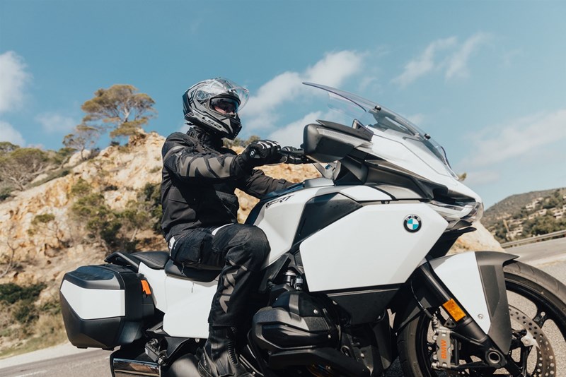 Obwohl sich die Sitzposition im Vergleich zur 1250er RT weiter nach vorne orientiert hat, thront man auch 2026 sehr entspannt im Sattel der RT.