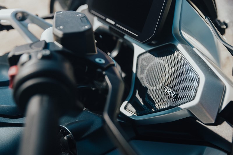 In Serie bietet die RT kein Audiosystem zur Außenbeschallung des Fahrers. Für Geld gibt es ein einfacheres und ein höherwertiges Audiosystem, genannt Audio Pro.