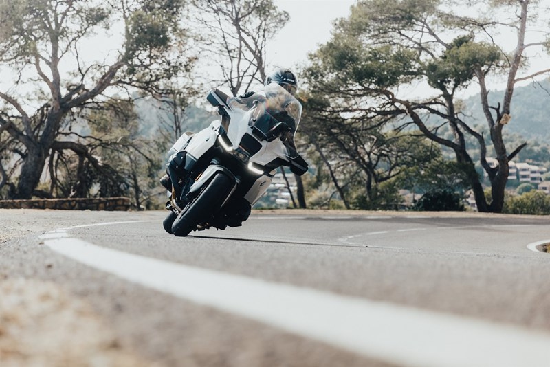 Die RT geht auf Wunsch auch sehr dynamisch ums Eck. Großer Star hierbei: Das neue DCA, die dynamische Anpassung der Fahrzeuggeometrie.