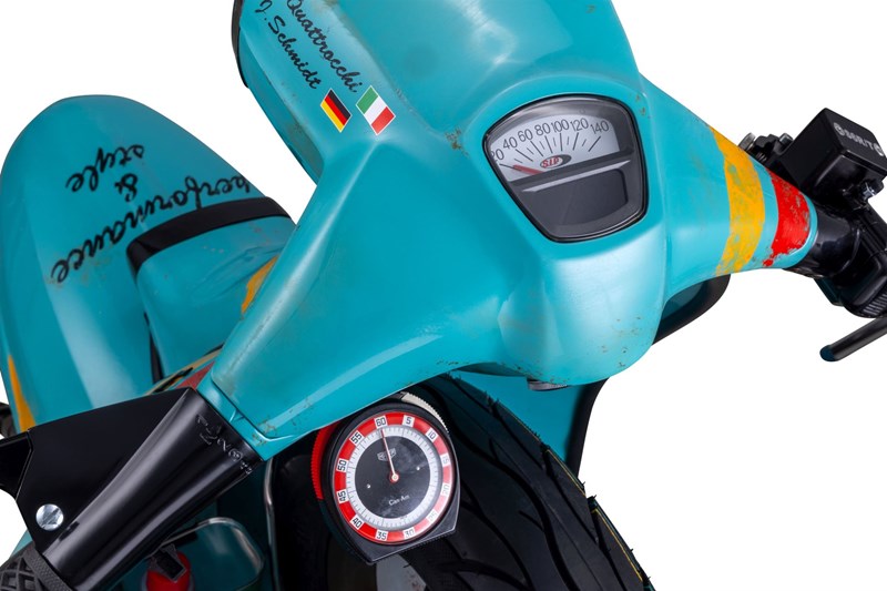 Zusatzscheinwerfer und Stoppuhr wurden recherchiert, modifiziert und schließlich mit einer eigens entwickelten Halterung montiert.