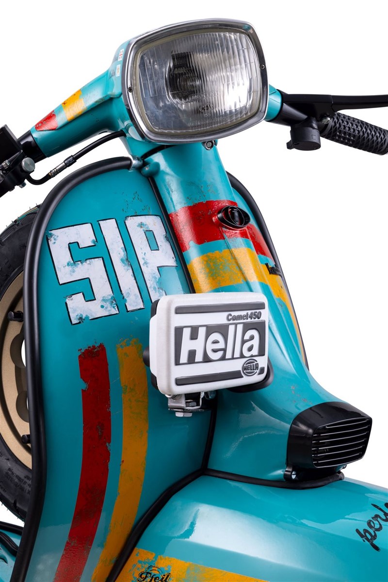 Der umstrittene Zusatzscheinwerfer am Beinschild.