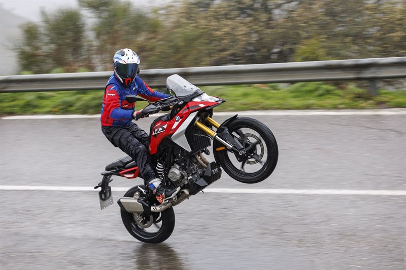 Auch bei Nässe erweckt die GS Vertrauen.