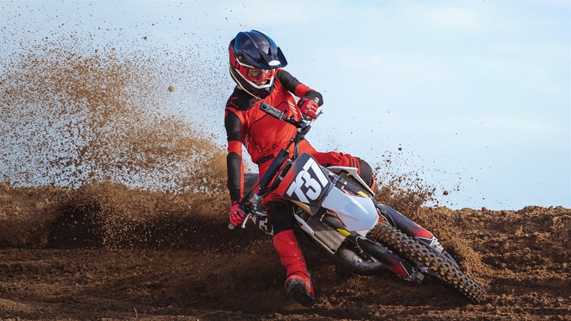 X5: Das Flaggschiff am Lenker: Die X5 mit Schwerlast-Klemme und unsichtbarem Selfie-Stick filmt 360 Grad in einem Zug - den Bildausschnitt wählt man danach.