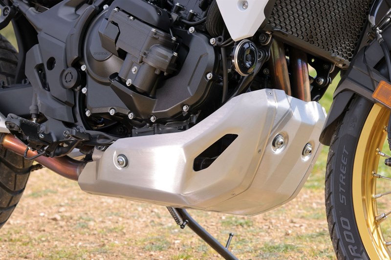 Die neue Motorschutzplatte der Transalp ist nicht nur zum Schutz da!