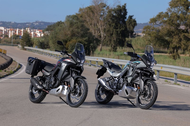 Trotz des neuen Fahrwerks bleibt der Preis der Basis-Transalp gleich. Für die E-Clutch verlangt Honda 800 € Aufpreis.