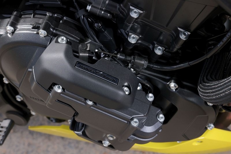 Hier schön zu sehen, wie am E-Clutch Kästchen das Kupplungsseil wie gewohnt verbaut ist. Die E-Clutch ist so konstruiert, dass eine manuelle Betätigung des Kupplungshebels die elektronische Steuerung immer überstimmt.