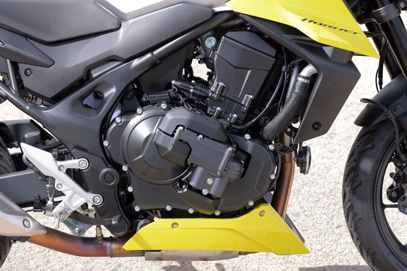 Mit dem 755 cm³ Reihen-Zweizylinder kommt die E-Clutch auch das erste Mal mit elektronischer Drosselklappensteuerung in Kontakt. Das eröffnet einige neue Möglichkeiten.