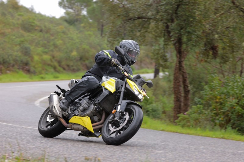 Ab 2026 lässt die E-Clutch alle Quickshifter Staub fressen. Sie bietet Komfort im Alltag, brilliert aber auch bei der Kurvenjagd durch verlässlich knackige und smoothe Gangwechsel.