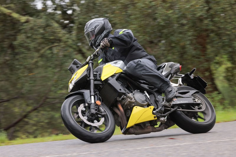 Die CB750 Hornet ist ein sehr agiles, spaßiges Motorrad mit vielseitiger Ergonomie und Motor. Daran ändert sich auch 2026 nichts.