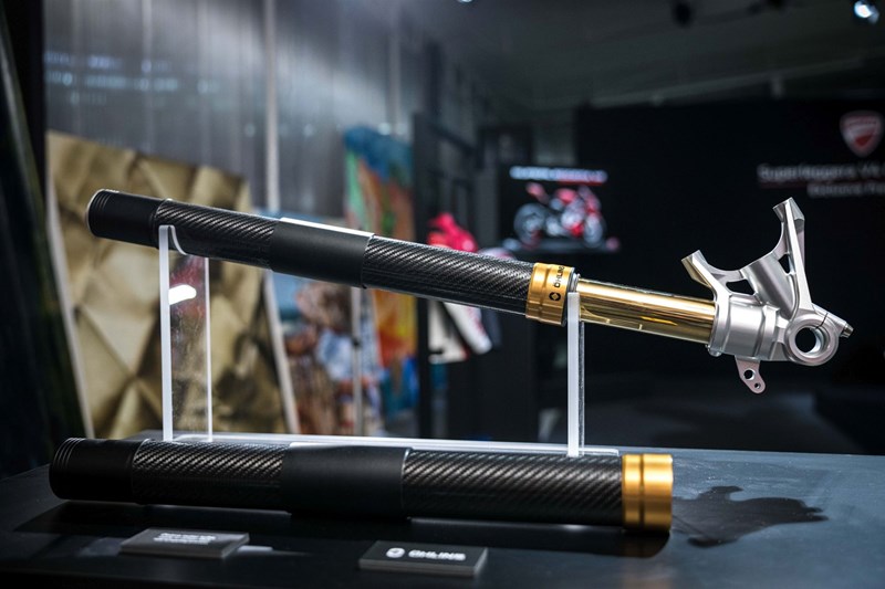 Die Öhlins NPX25/30 Gabel ist mit ihren Karbon-Außenrohren eine Weltneuheit im Bereich der Serienmotorräder.