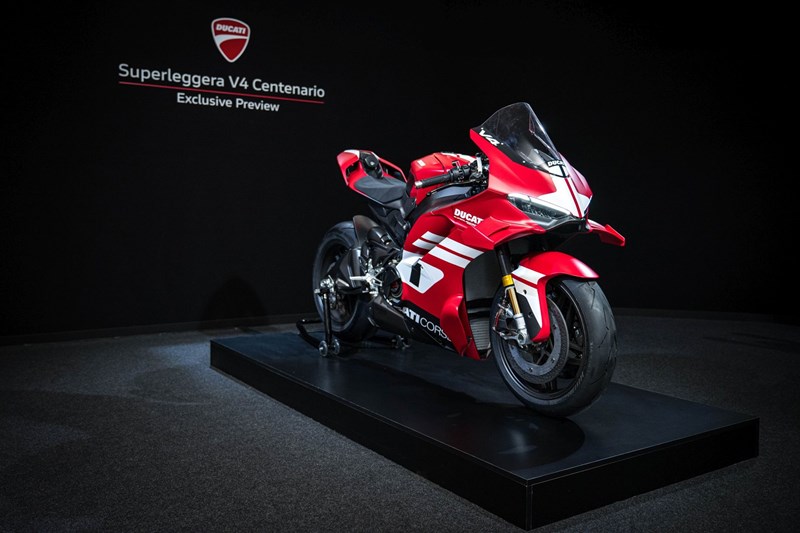 Dass die Ducati Superleggera mit ihrer brachialen Leistung und Rennsporttechnik es zur Straßenzulassung geschafft hat, ist eine Sensation an sich.