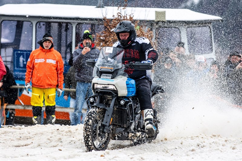 Das Drehmoment des mächtigen 1250er V2 Motors der Pan America könnte im Schnee den entscheidenden Vorteil bieten. Foto: Anna Gala für Snow Show Willingen/H-D Factory Group