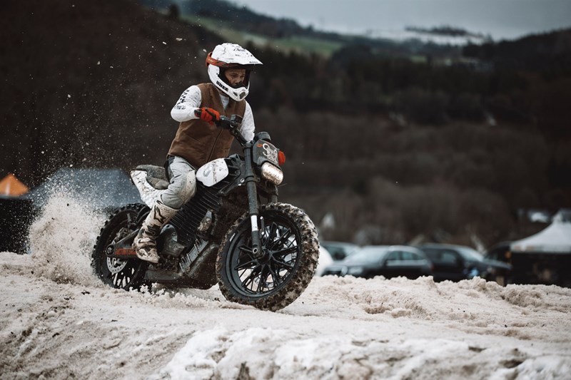 Die einfache Bedienung und das sofort verfügbare Drehmoment der LiveWire S2 Del Mar kommt gerade recht bei der Steilauffahrt. Foto: Anna Gala für Snow Show Willingen/H-D Factory Group