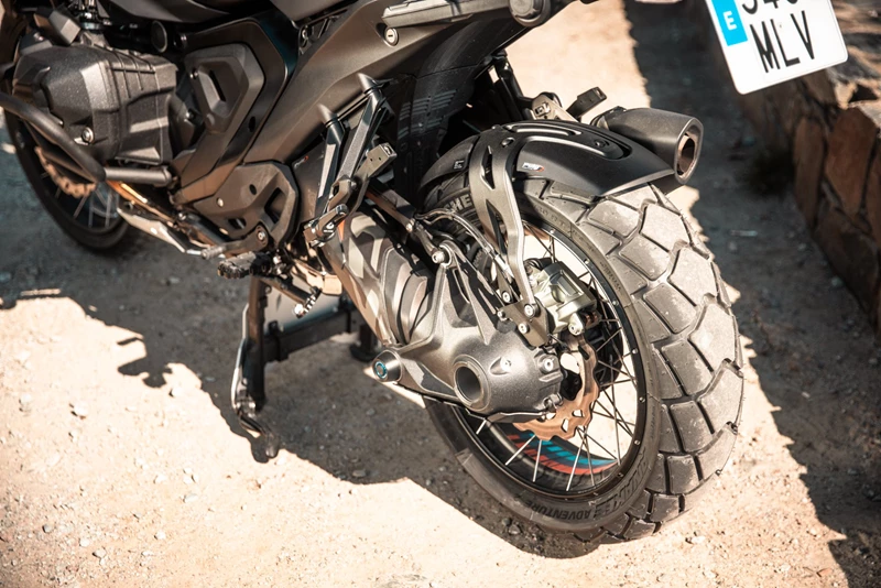 Der Michelin Anakee Adventure 2 wurde für die heutzutage sehr schweren und starken Reiseenduros entwickelt. Dafür gibt es ein neues Profildesign sowie eine neue Gummimischung.