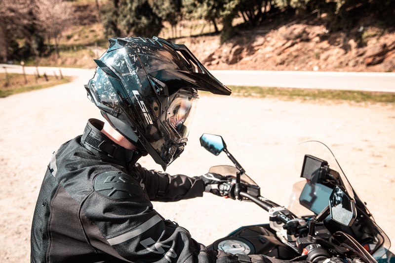 Mit den aufgezogenen Michelin Anakee Adventure 2 Reifen stellt sich im Sattel der BMW R 1300 GS schnell Vertrauen und Fahrspaß ein.