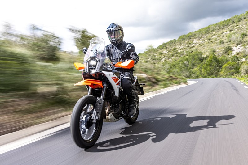 Auf langen Etappen mit der 390 Adventure X schätzt man ihr gut ausbalanciertes Fahrwerk und den passablen Windschutz, sofern man nicht über 1,85 m groß ist.