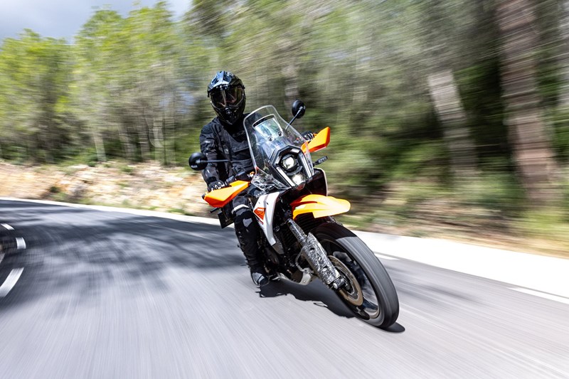 Der breitere Reifen und die kürzeren Federwege im Vergleich zur R-Schwester machen die 390 Adventure X agiler und souveräner im Winkelwerk.