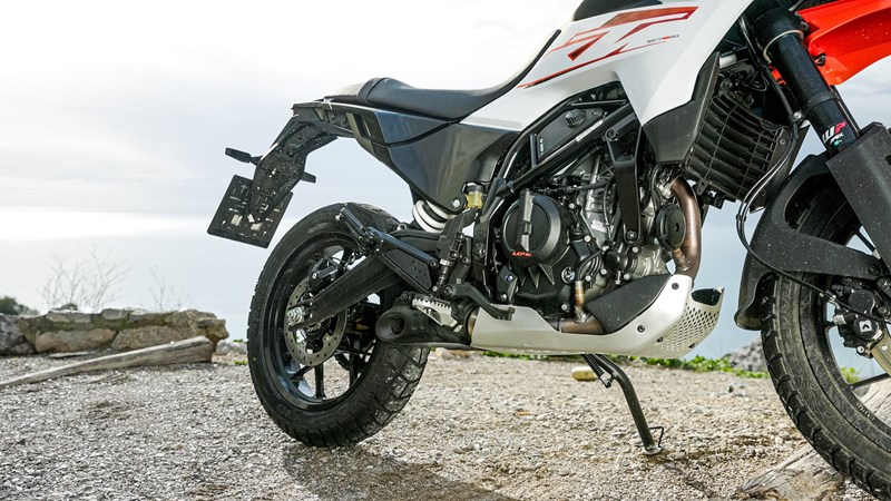 Die Rückrufaktion und Überarbeitung der Motorsteuerung hat zwar eine Besserung gebracht, vom Drehmomenthammer ist der drehzahlhungrige Einzylinder der 390 Adventure aber immer noch weit entfernt.