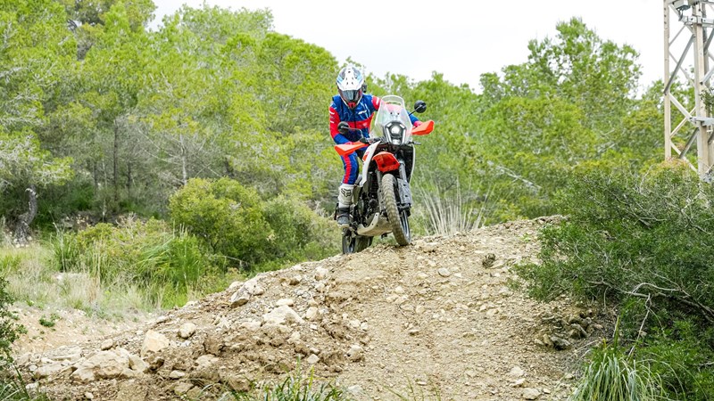 Wer es kann und möchte, kann auch mit der 390 Adventure X kleine Abenteuer erleben.