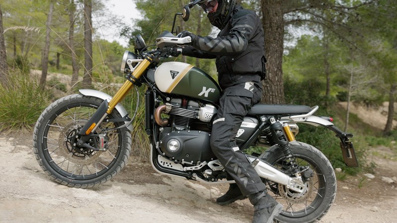 Bei langsamen Geschwindigkeiten ist weniger die Sitzhöhe von 870 mm einschüchternd, sondern das recht hohe und hoch positionierte Gewicht von knapp 230 kg. Da wird die Kiste auch mit 1,85 m manchmal etwas kippelig.