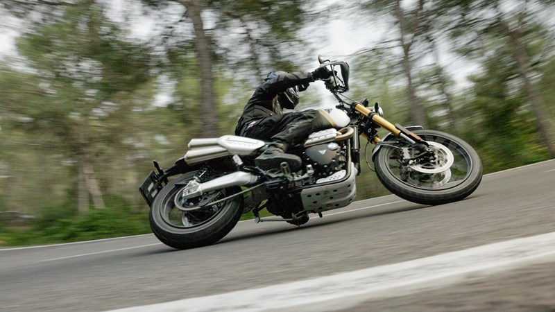 Dank hochwertigem Fahrwerk und druckvollem Motor hat man mit der Scrambler 1200 XE viel Spaß im Winkelwerk. Nur schnelles Umlegen ist nicht ihre Stärke.