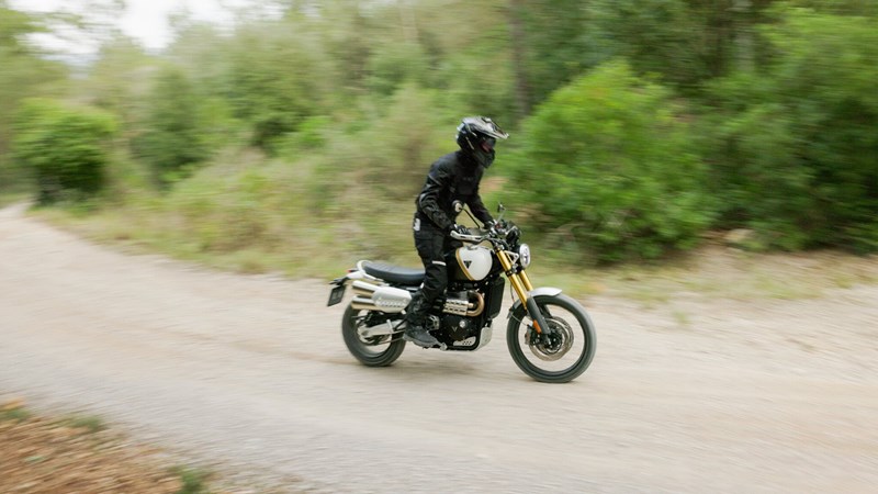 Offroad-Modi an Bord und Fahrwerk sind für Abenteuer im losen Gelände vorbereitet. Für die Ergonomie im Stand gilt das nur begrenzt.