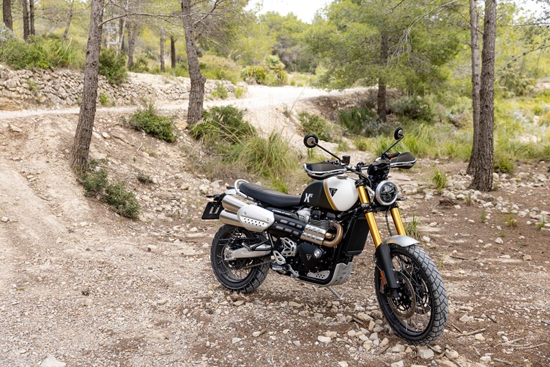 Wer öfter Offroad unterwegs ist weiß, dass ein Umfaller schnell passiert ist. Kracht die edle Scrambler auf die umliegenden Steine, wird es potenziell teuer.