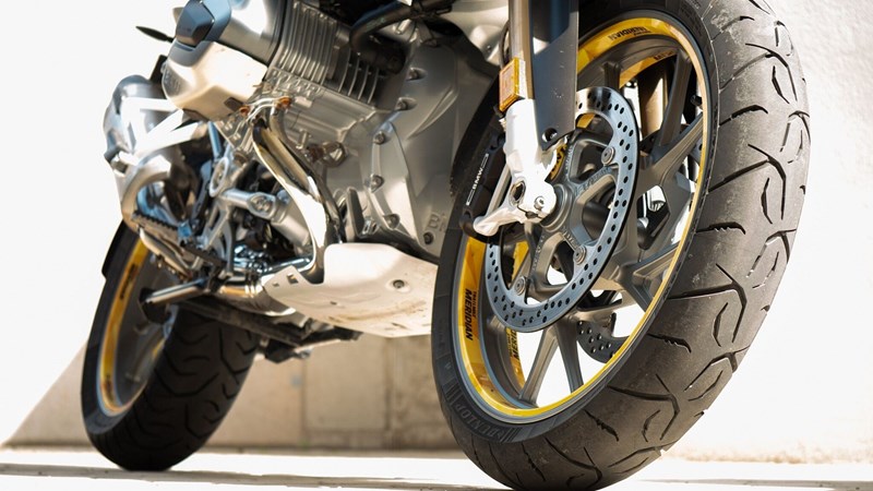 Bei vielen Motorradfahrern sieht man die sogenannten "Angststreifen", also unbenutzte Streifen am Rand der Lauffläche des Reifens. Deshalb sollen ab 2027 alle Reifen schmaler und flacher werden. Das sei gut für die Umwelt und fürs Ego der Biker.