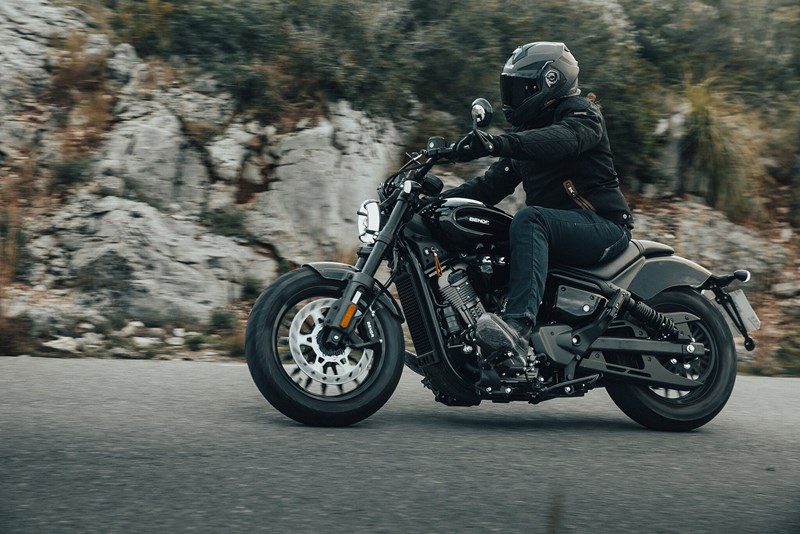 Klassische Cruiser-Sitzposition, die jedoch nicht zu gestreckt ausfällt.