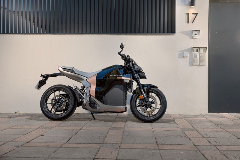 Die neue WN7 kann am Moto Gymkhana Kurs getestet werden.