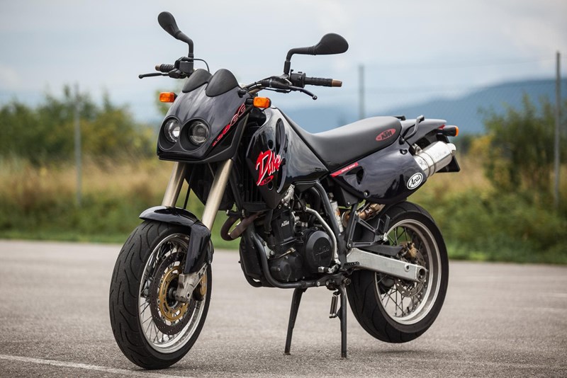 Ab 1996 erhielt die KTM 620 Duke den E-Starter. Wer den 609 Kubik großen Einzylinder trotzdem antreten wollte, konnte das noch.