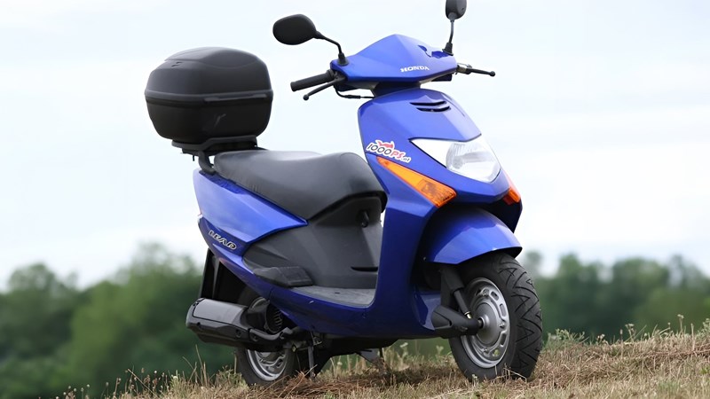 Das beste Beispiel, wieso ein Kickstarter sinnvoll ist: Der 1000PS Honda Lead. So frisch wie hier auf dem Bild vor 20 Jahren sieht er nicht mehr aus. ABER: Dank Kickstarter springt er ohne Ausnahme an.