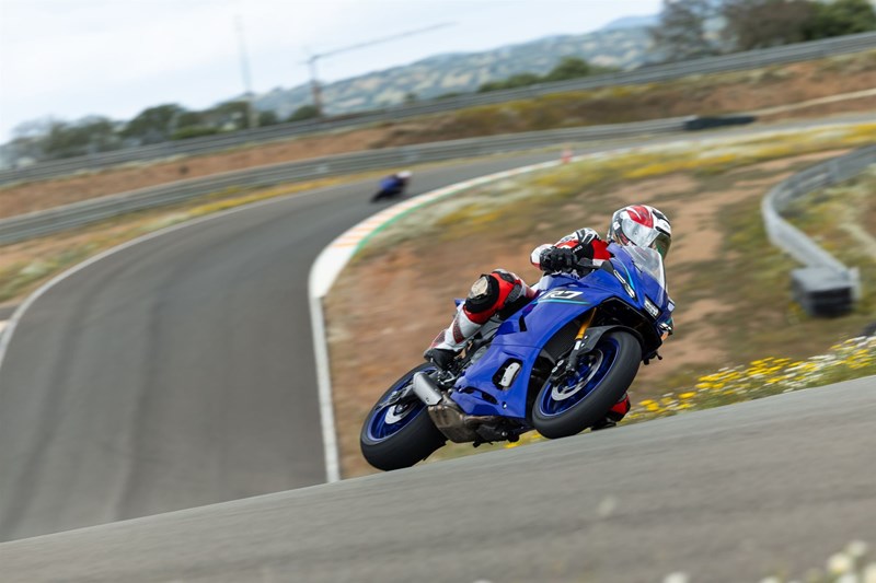 Die Yamaha R7 überzeugt mit leichtem Handling und neuen Funktionen