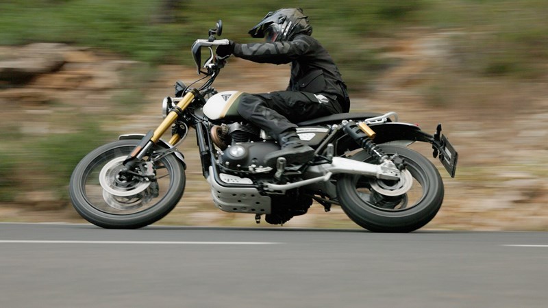 Der, je nach Gasstellung und Drehzahl, leise brummende bis aggressiv bollernde Twin der Triumph ist der Star in der Scrambler 1200 XE.