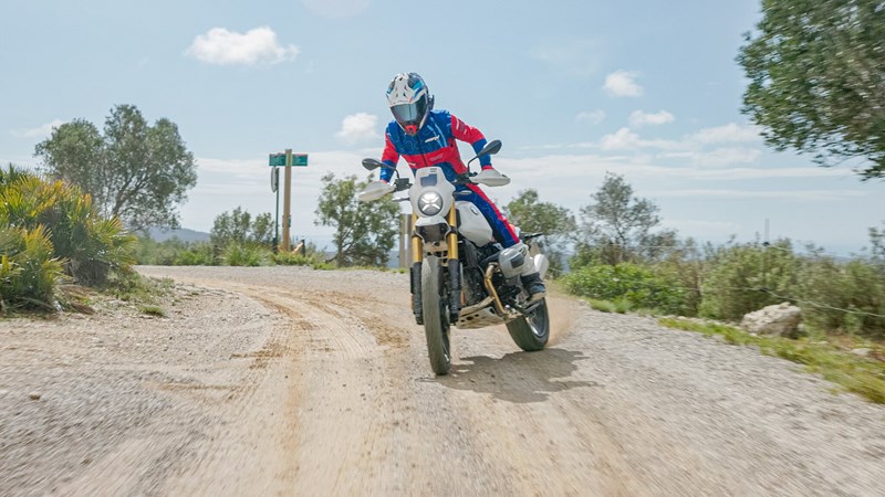 Die BMW R 12 G/S lässt sich dank sehr guter Ergonomie hervorragend über Stock und Stein steuern.