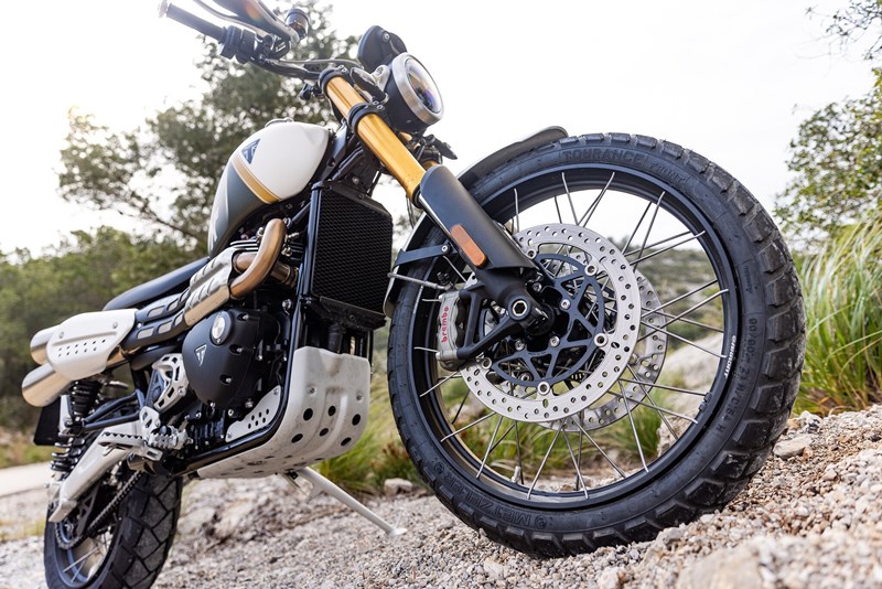 Die Scrambler 1200 XE hat mit Brembo Stylema eigentlich die sportlichere Bremserei mit an Bord, packt aber dennoch sensibler und feiner zu, als die R 12 G/S.