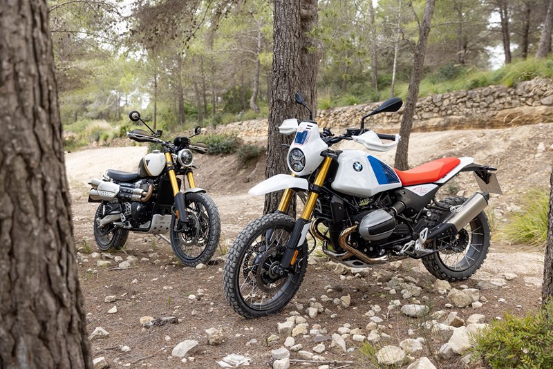Bei Scrambler sind keine günstigen Fahrzeuge und beide scheinen zu edel, um sie durch den Dreck zu treiben und Schäden an der wunderschönen Peripherie zu riskieren.